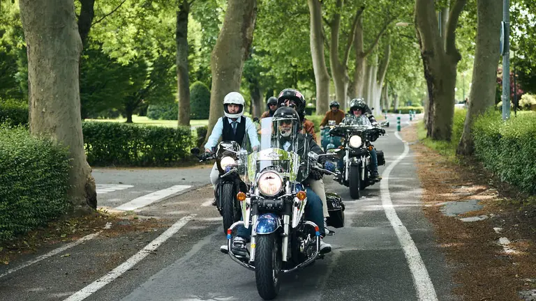 Participantes de la Distinguished Gentleman&rsquo;s Ride recorren Pamplona con sus motos cl&aacute;sicas y vestimenta elegante en una jornada solidaria por la salud masculina. PABLO LASAOSA