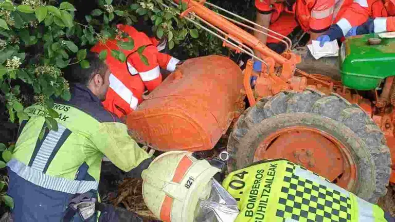 Agentes de bomberos rescatan al herido de debajo del motocultor. GOBIERNO DE NAVARRA