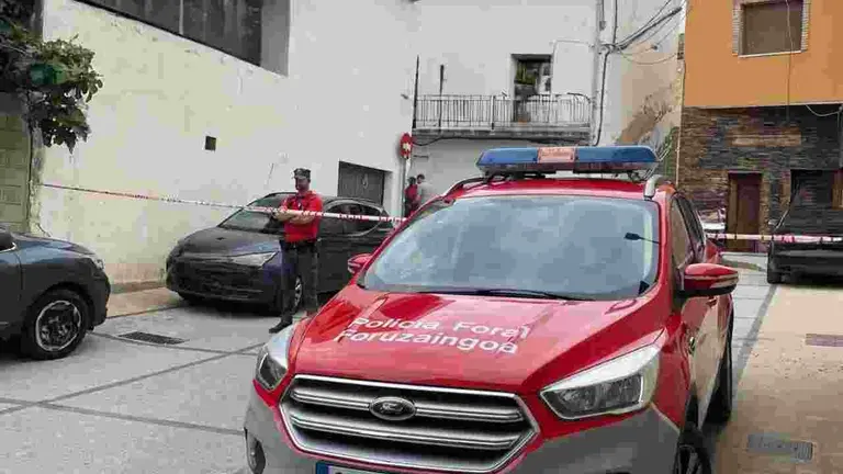 Patrulla de la Polic&iacute;a Foral en el lugar del suceso en Arguedas. POLIC&Iacute;A FORAL