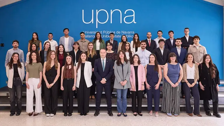 Premiados y premiadas a los mejores expedientes, junto al vicerrector y la vicerrectora, en el edificio de El Sario de la UPNA. UNIVERSIDAD P&Uacute;BLICA DE NAVARRA