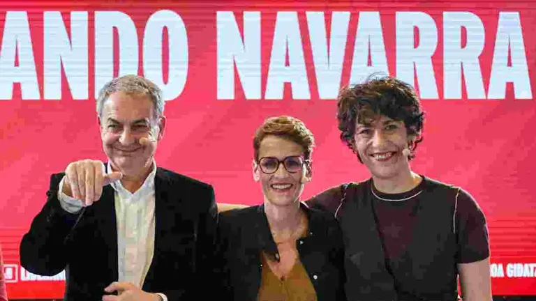 Elma Saiz y Mar&iacute;a Chivite junto a Jos&eacute; Luis Rodr&iacute;guez Zapatero. PABLO LASAOSA