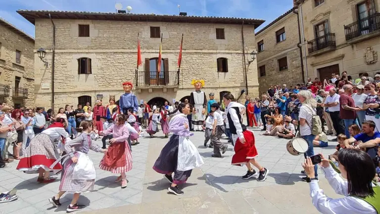 Momento de las danzas populares en Pitillas durante una edici&oacute;n anterior de la Fiesta del Agua. CEDIDA