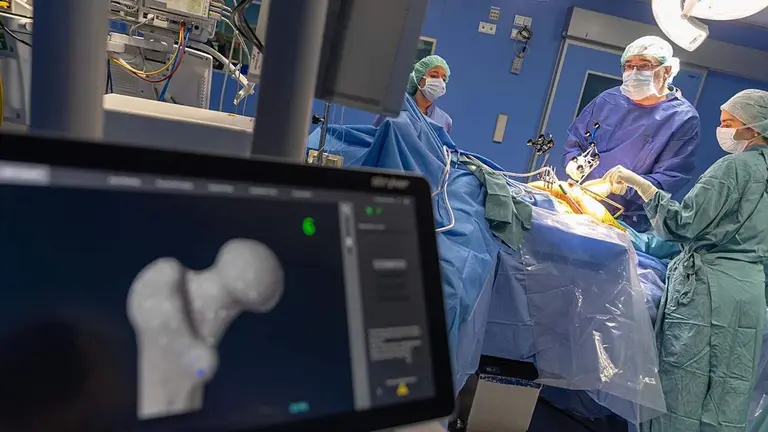 El Dr. D&iacute;az de Rada durante una cirug&iacute;a con el robot Mako 4.