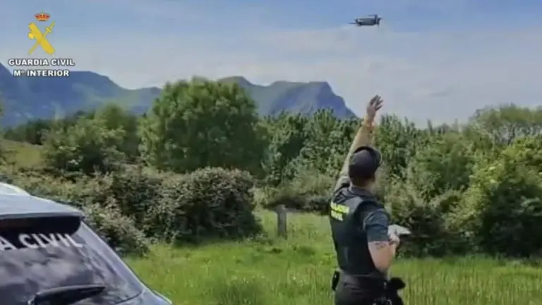 Un guardia civil lanza un dron en el dispositivo de b&uacute;squeda. GUARDIA CIVIL DE NAVARRA