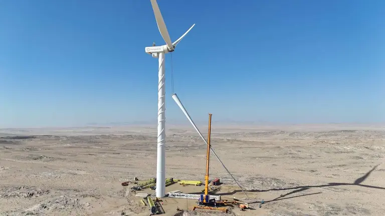 Instalaci&oacute;n del aerogenerador en Namibia. NABRAWIND