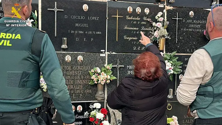 Agentes de Guardia Civil investigan hurtos en un cementerio. CEDIDA