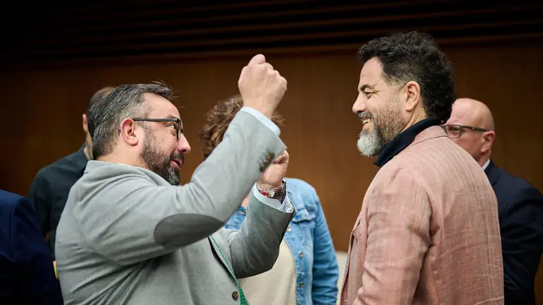 Javier Rem&iacute;rez, vicepresidente del Gobierno de Navarra, junto a Ram&oacute;n Alz&oacute;rriz, del PSN, durante el Pleno del Parlamento de Navarra. PABLO LASAOSA