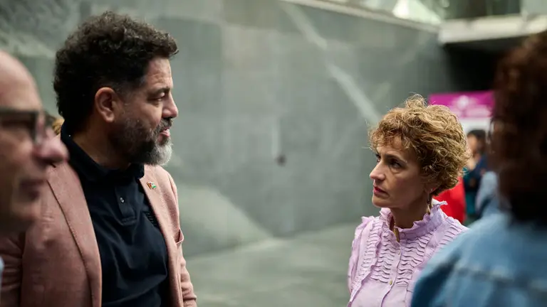 Ram&oacute;n Alz&oacute;rriz, del PSN, junto a Mar&iacute;a Chivite, presidenta del Gobierno de Navarra, durante el Pleno del Parlamento. PABLO LASAOSA