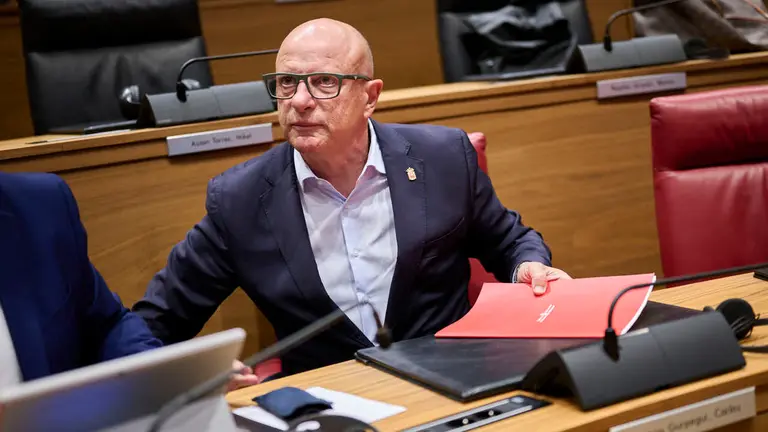 Carlos Gimeno, consejero de Educaci&oacute;n, durante el Pleno del Parlamento de Navarra. PABLO LASAOSA