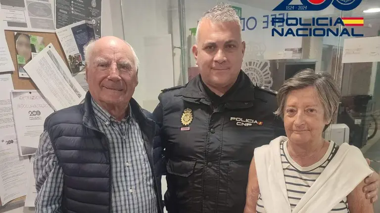 Imagen del agente con los ciudadanos socorridos. POLIC&Iacute;A NACIONAL