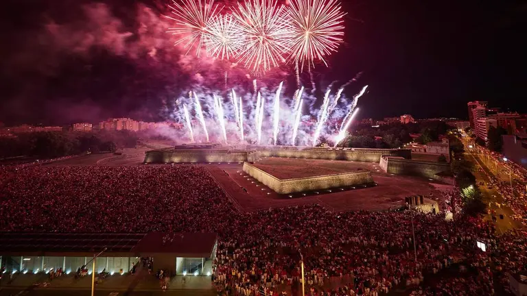 Miles de personas disfrutan de los fuegos artificiales de San Ferm&iacute;n en la explanada de la estaci&oacute;n de autobuses. Eduardo Sanz / Europa Press