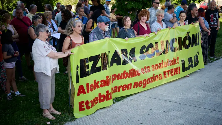 Concentraci&oacute;n de vecinos de Ezkaba contra la descalificaci&oacute;n de 190 viviendas. PABLO LASAOSA