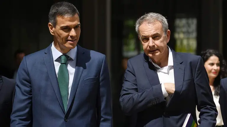 El presidente del Gobierno, Pedro S&aacute;nchez; el expresidente del Gobierno Jos&eacute; Luis Rodr&iacute;guez Zapatero. ARCHIVO
