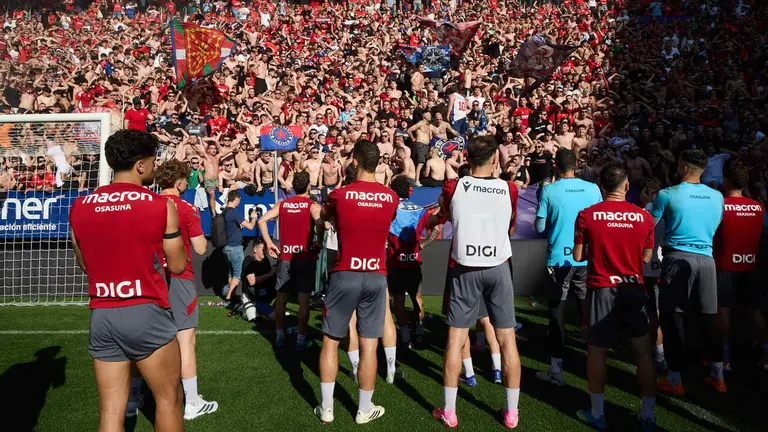 Entrenamiento de Osasuna a puerta abierta en El Sadar para recibir el apoyo de la afici&oacute;n y preparar el decisivo partido para la permanencia en La Liga EA Sport en Getafe. I&Ntilde;IGO ALZUGARAY