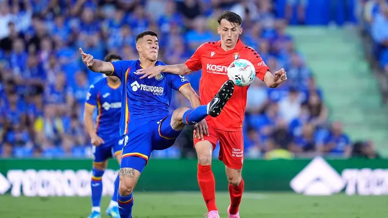Romero pelea el bal&oacute;n ante Budimir en el Getafe - Osasuna. Europa Press.