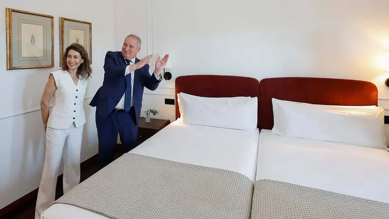 El ministro de Industria y Turismo, Jordi Hereu (d), y la presidenta de Paradores de Turismo de Espa&ntilde;a, Raquel S&aacute;nchez, durante la inauguraci&oacute;n este lunes el Parador Nacional de Olite tras su reforma integral. EFE/Villar L&oacute;pez