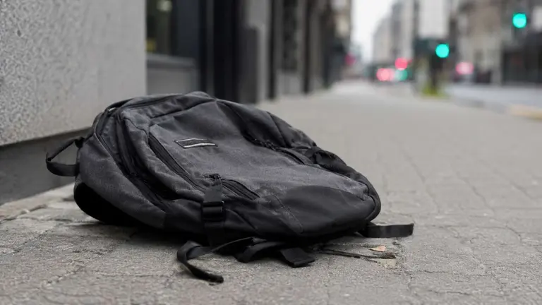 Imagen generada con Inteligencia Artificial de una mochila tirada en el suelo. CEDIDA
