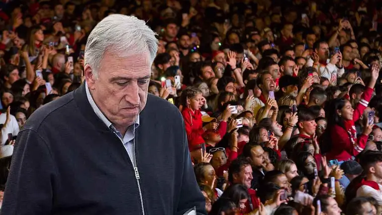 Fotomontaje con una imagen de Josea Asiron sobre una vista de p&uacute;blico en un concierto en San Ferm&iacute;n. NAVARRA.COM