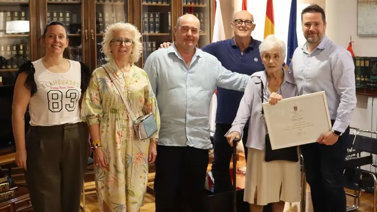 Reconocimiento a la familia de Tejidos Castillo, el negocio m&aacute;s antiguo de Tudela. AYUNTAMIENTO DE TUDELA