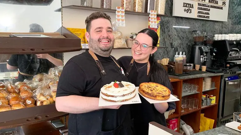 Joan Oll&eacute; y Gema Flores en su nueva pasteler&iacute;a de Bara&ntilde;&aacute;in. Navarra.com