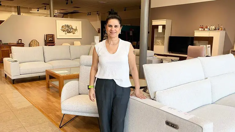 Maite Alz&oacute;rriz est&aacute; al frente de la tienda exposici&oacute;n Madera Viva. Navarra.com