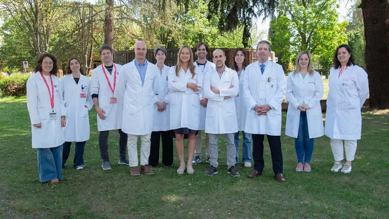 Fila trasera: Mar&iacute;a Victoria Zelaya Huerta (Anatom&iacute;a Patol&oacute;gica, HUN), Margarita Illas P&eacute;rez-Mosso (Servicio de Ensayos cl&iacute;nicos, Navarrabiomed), Mikel Rico Oses (Oncolog&iacute;a Radioter&aacute;pica, HUN), Marta Moreno Jim&eacute;nez (Oncolog&iacute;a Radioter&aacute;pica, CUN), Sergio Le&oacute;n Valencia (investigador, CIMA), Sonia Flamarique Andueza (Oncolog&iacute;a Radioter&aacute;pica, HUN), Jennifer Barranco Mart&iacute;nez (investigadora, CIMA), Teresa Cuenca Band&iacute;n (Radiof&iacute;sica, CUN). Fila delantera: Alfonso Calvo Gonz&aacute;lez (Investigador, CIMA), Paola Anna Jablonska (Oncolog&iacute;a Radioter&aacute;pica, HUN), Diego Serrano Tejero (Investigador, CIMA), Javier Aristu Mendi&oacute;roz (CUN). GOBIERNO DE NAVARRA