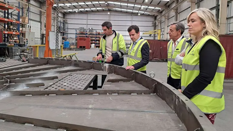 El consejero Mikel Irujo y Garbi&ntilde;e Basterra, en su visita a la planta de Orcoyen. GOBIERNO DE NAVARRA