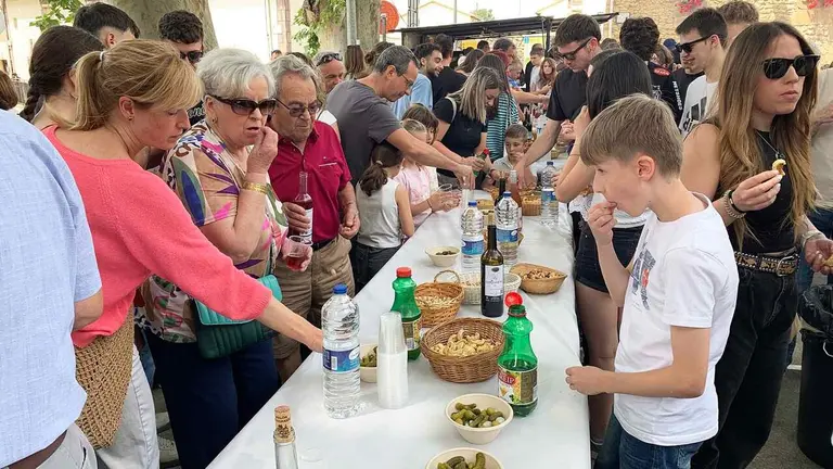 Murieta celebra la fiesta del mayo con carrera ciclista, aperitivo y m&uacute;sica en el front&oacute;n. Navarra.com
