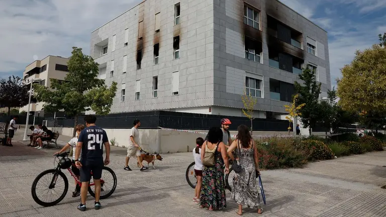 Un incendio declarado este lunes en un bloque de viviendas de Zizur Mayor ha obligado a desalojar el edificio afectado, aunque no ha causado da&ntilde;os personales. Seg&uacute;n ha informado SOS Navarra, el fuego se ha originado a las 14:56 horas en un inmueble situado en la avenida Belascoain n&uacute;mero 46 de la localidad navarra y ha movilizado efectivos de Bomberos de Cordovilla y Trinitarios, adem&aacute;s de una ambulancia de soporte vital b&aacute;sico en prevenci&oacute;n, Polic&iacute;a Local, Polic&iacute;a Foral y Guardia Civil. EFE/ Jes&uacute;s Diges