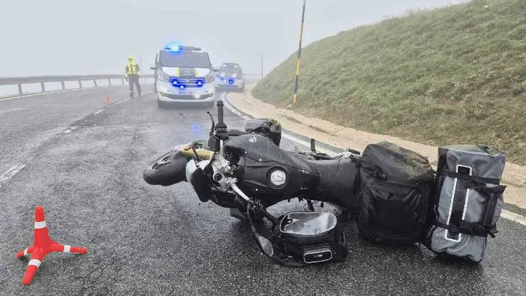 Imagen de la moto del fallecido en Isaba tras el accidente. GUARDIA CIVIL