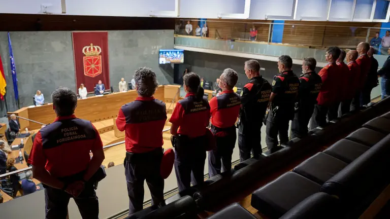 Minuto de silencio en el Parlamento de Navarra en recuerdo de los cinco polic&iacute;as forales fallecidos en un accidente de tr&aacute;fico. PABLO LASAOSA