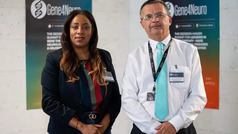 Yesenia Andrea Valle y el Dr. Jos&eacute; Luis Lanciego, durante la celebraci&oacute;n del congreso Gene4neuro