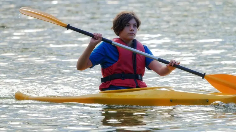 Una persona con una piragua. PIXABAY