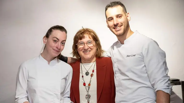 Natalia &Aacute;lava, Consuelo Urmeneta y Aitor Lorente, miembros del equipo del restaurante Morrudo de Arguedas. ANAPEH