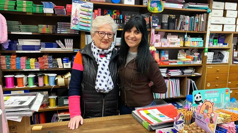 Madre e hija en la centenaria imprenta Vital en Sang&uuml;esa. Navarra.com