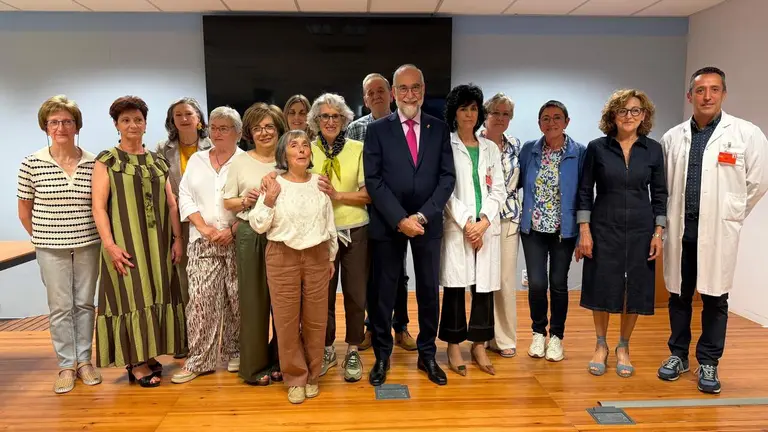 El consejero de Salud, Fernando Dom&iacute;nguez Cunchillos, la gerente del &Aacute;rea de Salud de Estella, Mar&iacute;a Mar Paternain, junto a los profesionales jubilados. GOBIERNO DE NAVARRA