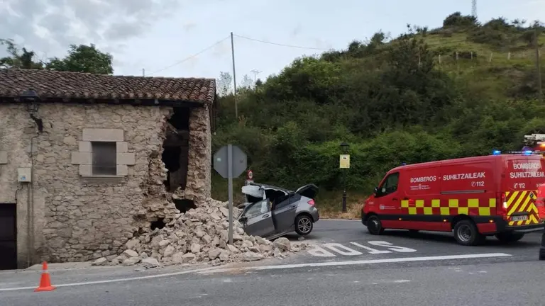 Imagen del veh&iacute;culo empotrado en un edificio en Erice. BOMBEROS DE NAVARRA