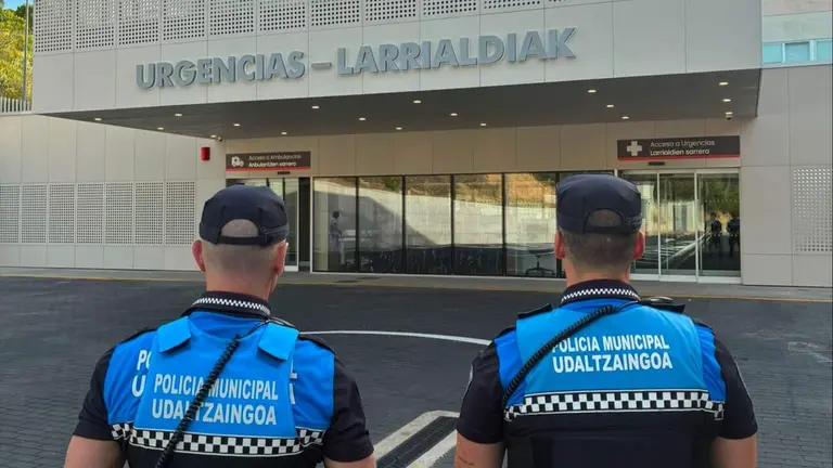 Agentes de Polic&iacute;a Municipal de Estella ante la entrada de Urgencias del hospital. CEDIDA