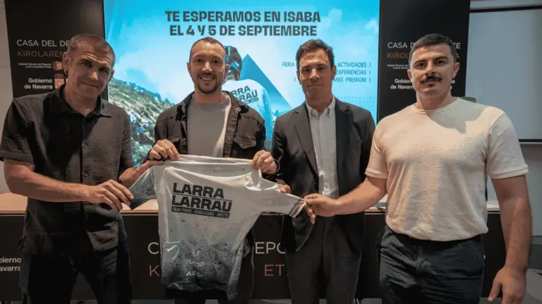 Izda. a dcha: Aitor P&eacute;rez (Concejal ayto Isaba) Julen Garj&oacute;n, (Responsable Larra Belagua Nicdo), Jose Javier Prieto (dtor ventas Unsain) Alejandro De la Rosa (intermorea/intersport). NICDO