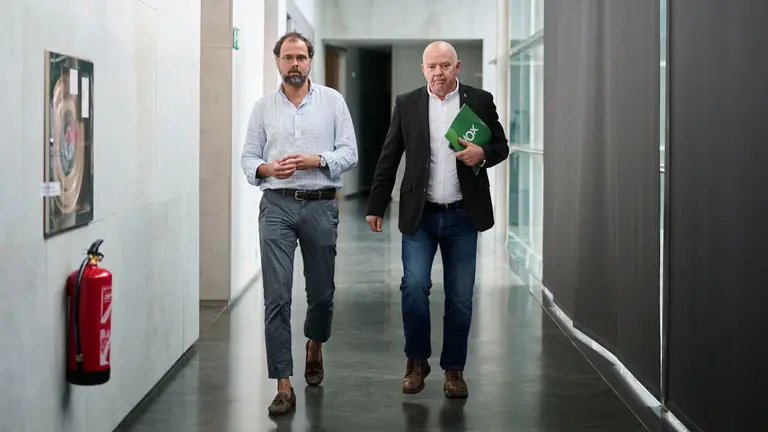 Emilio Jim&eacute;nez de VOX en su llegada a la Mesa y Junta de Portavoces del Parlamento. PABLO LASAOSA