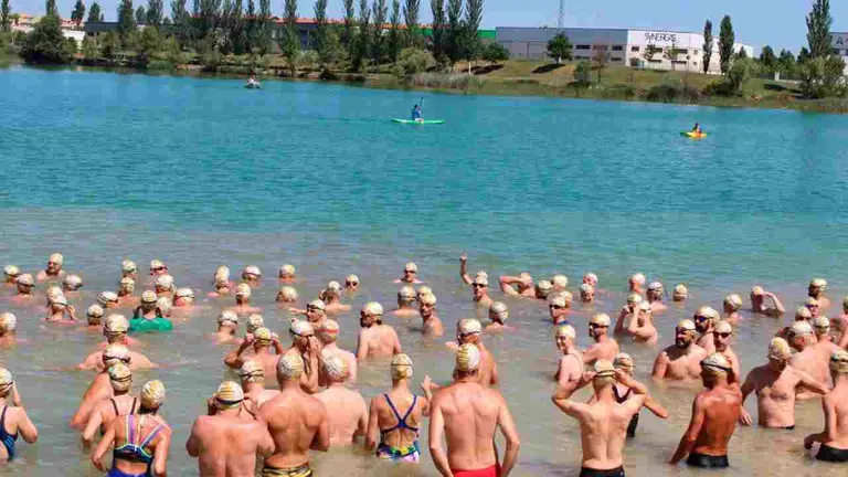 Desaf&iacute;a aguas abiertas Navarra: vuelve el "chapuz&oacute;n solidario" a la balsa de la Morea. ALCER