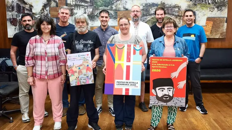 Fotograf&iacute;a con los ganadores del cartel de fiestas de Estella. CEDIDA