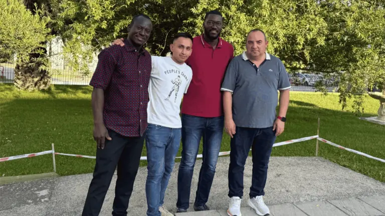 Jacques (izq.) junto a sus compa&ntilde;eros en el Centro Vida Nueva de Navarra