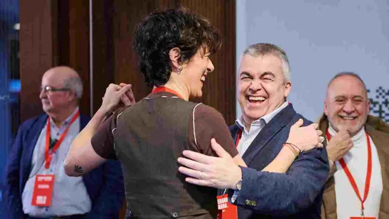 Elma Saiz se abraza con Santos Cerd&aacute;n en el XIII Congreso Regional del PSN. PABLO LASAOSA