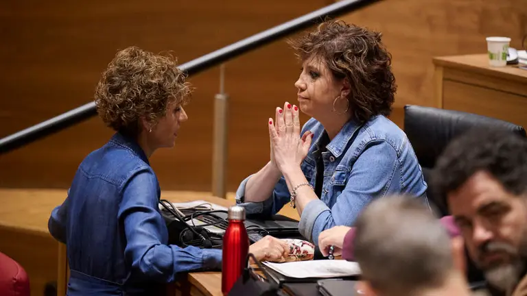 Mar&iacute;a Chivite, presidenta del Gobierno de Navarra, junto a Ainhoa Unzu, del PSN, durante el Pleno del Parlamento de Navarra. PABLO LASAOSA