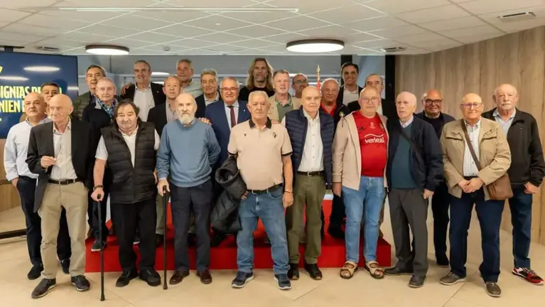 Diecinueve socios de Osasuna recibieron las Insignias de Oro en El Sadar por sus 50 a&ntilde;os de fidelidad al club, en un acto encabezado por Luis Sabalza.