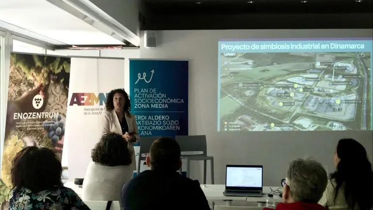 Una de las ponencias de la jornada de Simbiosis Industrial celebrada en Olite. CEDIDA