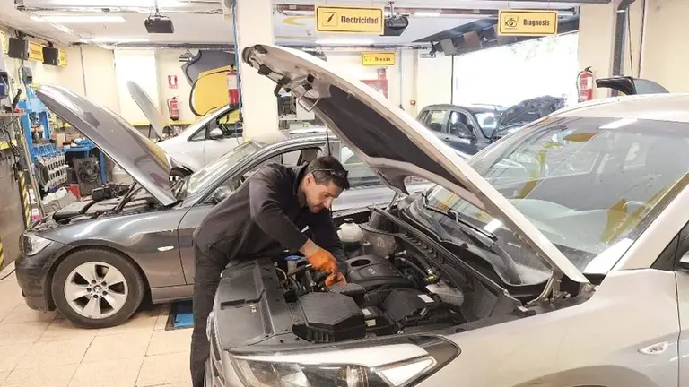 Ferm&iacute;n Cano en su taller de reparaci&oacute;n de coches en Pamplona. Cedida.