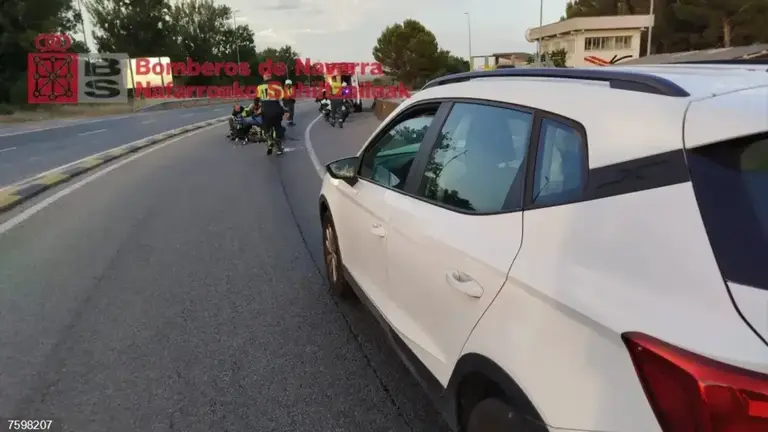 Cuatro personas han resultado heridas tras chocar un coche y una moto en la N-121, en Tafalla. Un motorista ha sido evacuado con pron&oacute;stico reservado.