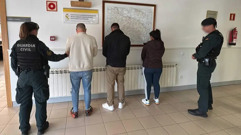 Una bodega navarra y un directivo est&aacute;n investigados por pagar 569.000 euros a un clan que explotaba a trabajadores en La Rioja y la Ribera.